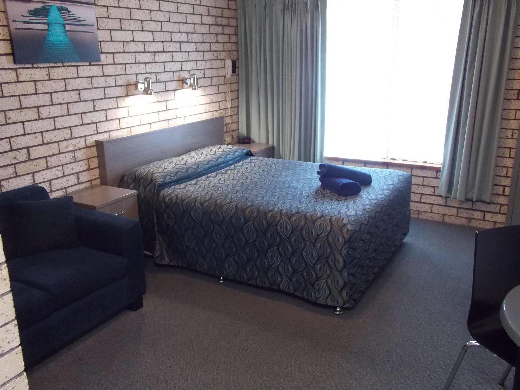 Cowra Crest Motel Exteriör bild